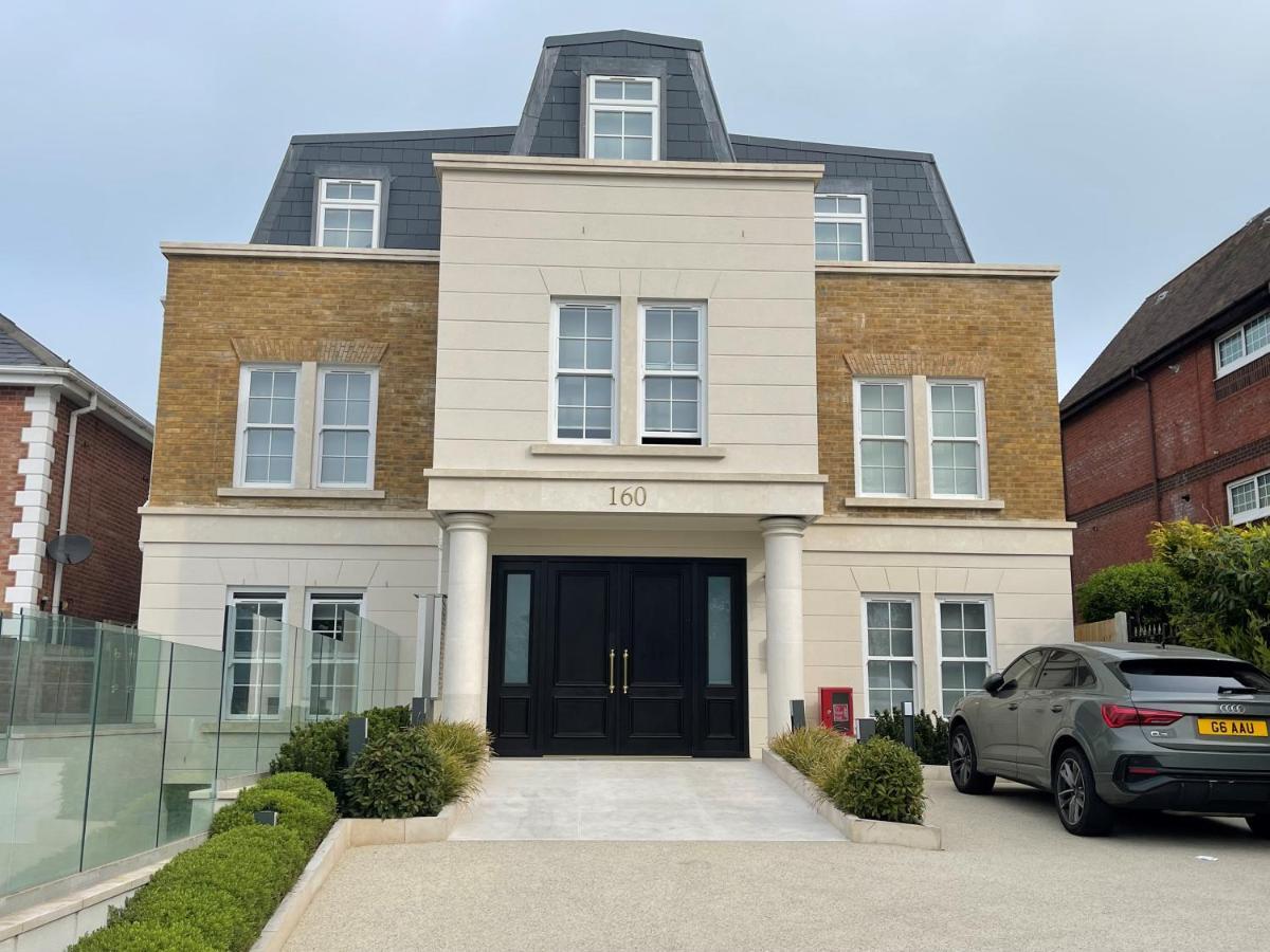 Luxurious, 2 Bed, 2 Bath Penthouse Apartment In Highly Desirable Chigwell Chcl F8 מראה חיצוני תמונה