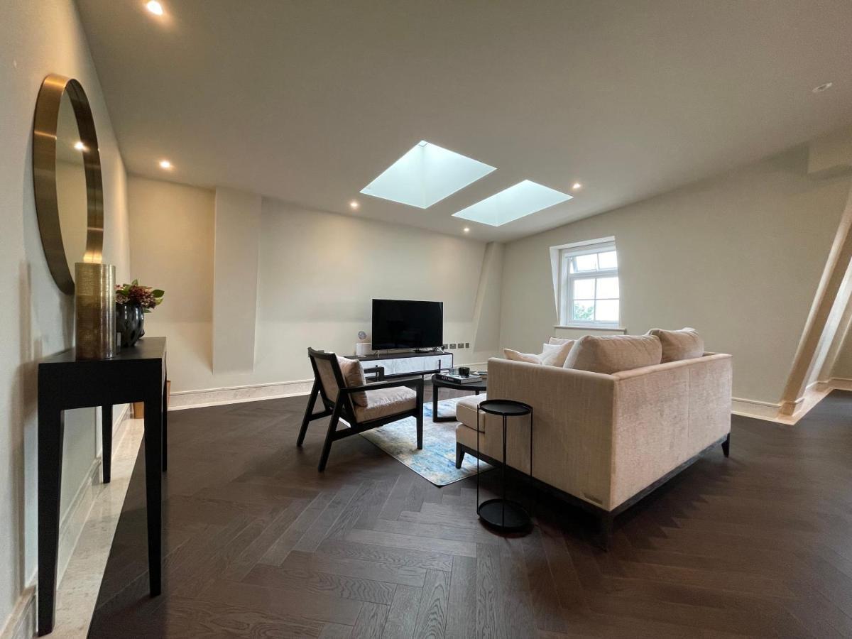 Luxurious, 2 Bed, 2 Bath Penthouse Apartment In Highly Desirable Chigwell Chcl F8 מראה חיצוני תמונה