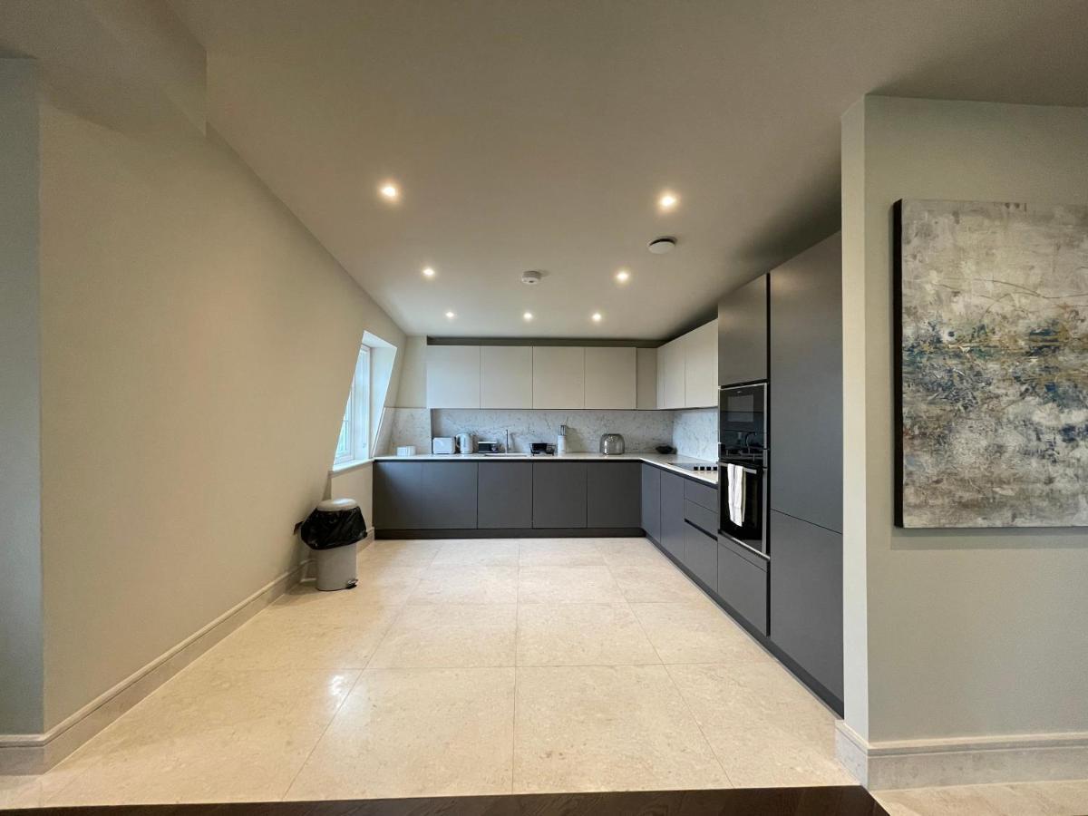 Luxurious, 2 Bed, 2 Bath Penthouse Apartment In Highly Desirable Chigwell Chcl F8 מראה חיצוני תמונה