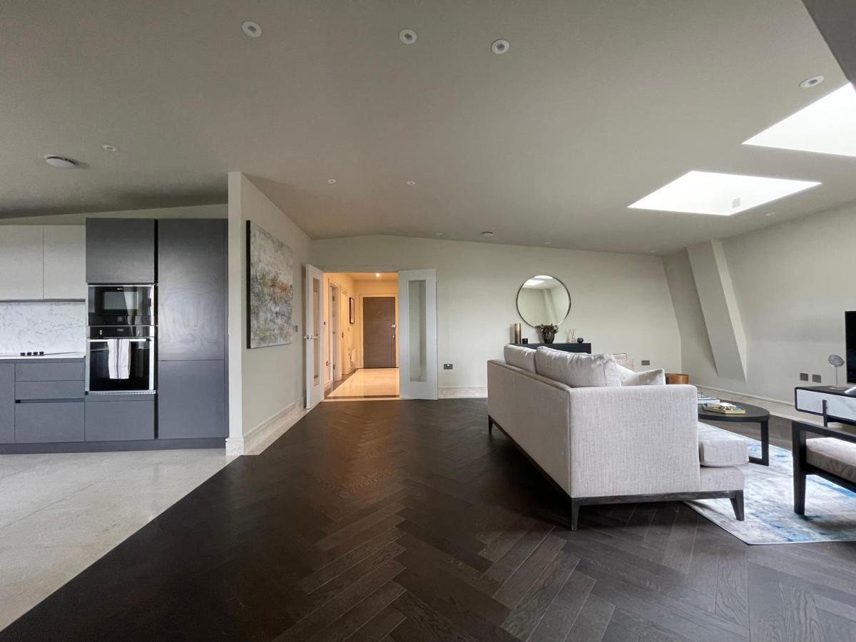 Luxurious, 2 Bed, 2 Bath Penthouse Apartment In Highly Desirable Chigwell Chcl F8 מראה חיצוני תמונה