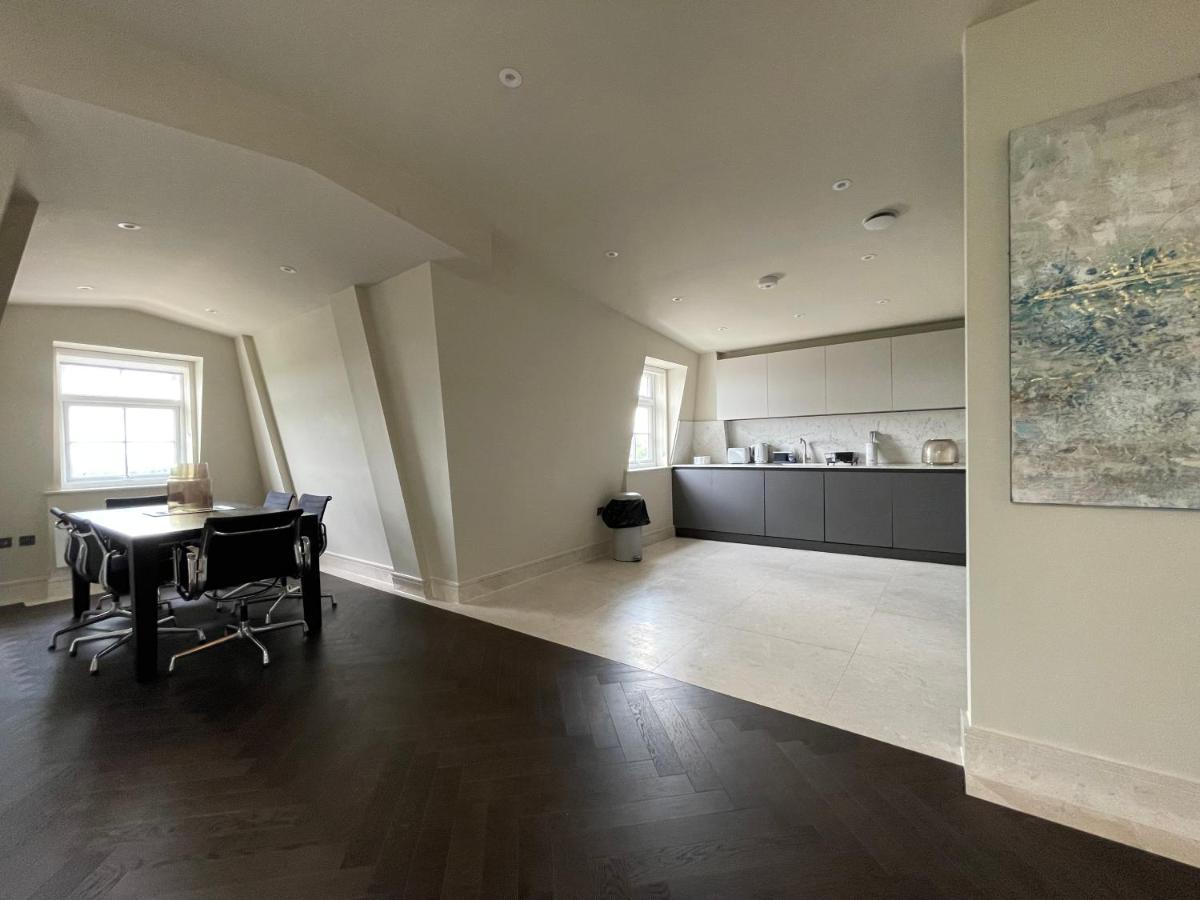 Luxurious, 2 Bed, 2 Bath Penthouse Apartment In Highly Desirable Chigwell Chcl F8 מראה חיצוני תמונה