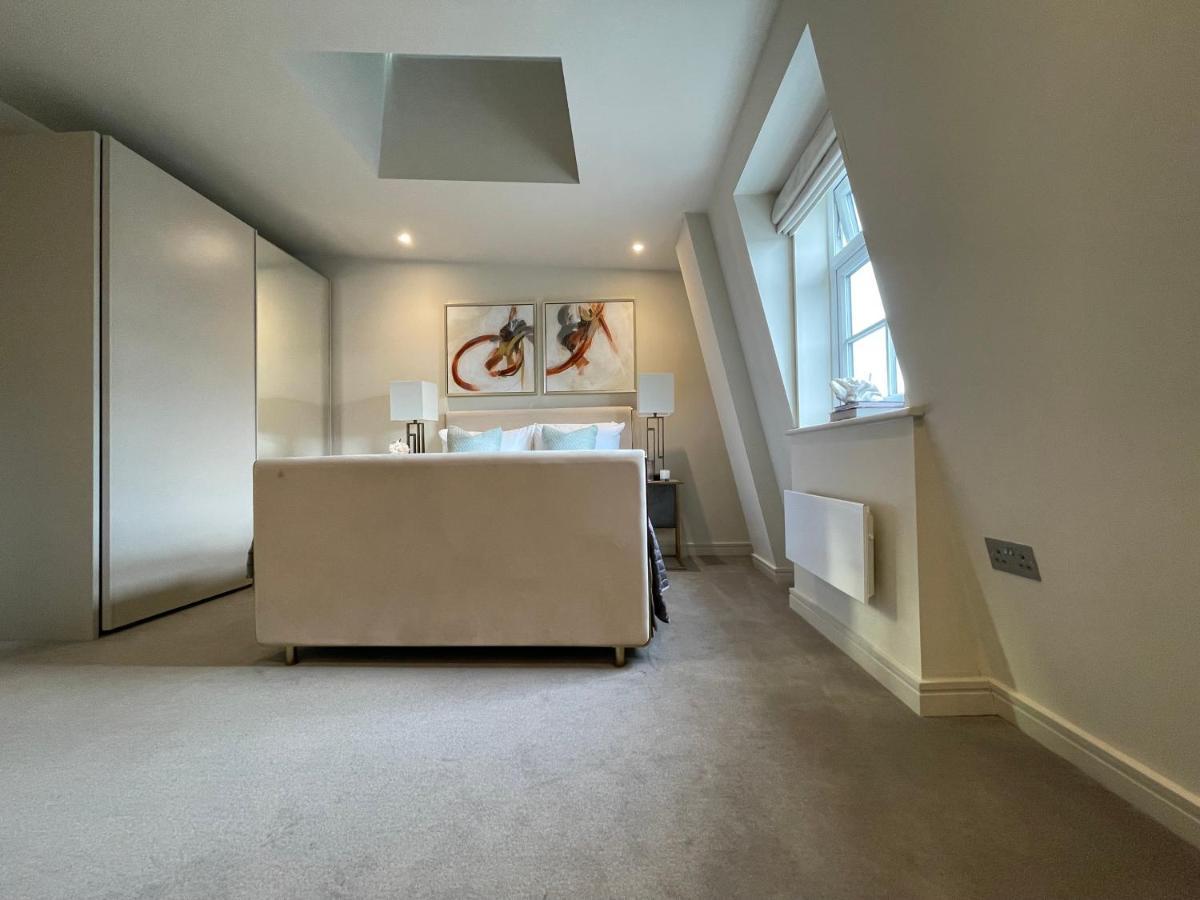 Luxurious, 2 Bed, 2 Bath Penthouse Apartment In Highly Desirable Chigwell Chcl F8 מראה חיצוני תמונה