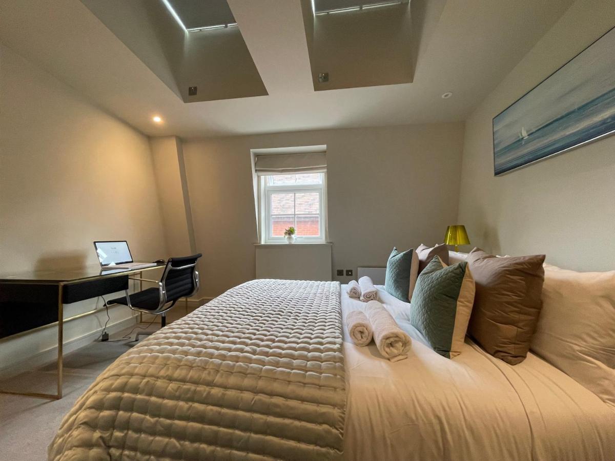 Luxurious, 2 Bed, 2 Bath Penthouse Apartment In Highly Desirable Chigwell Chcl F8 מראה חיצוני תמונה