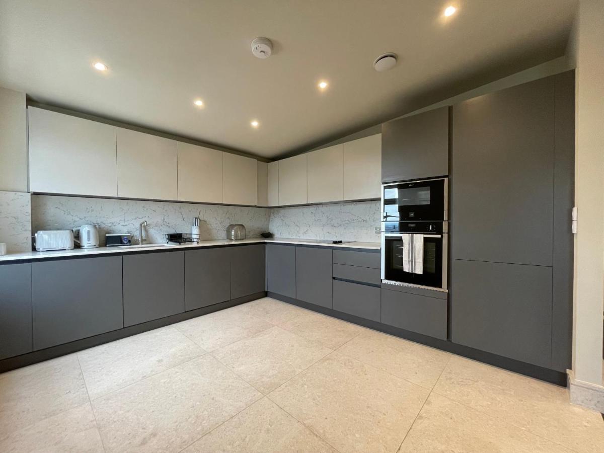 Luxurious, 2 Bed, 2 Bath Penthouse Apartment In Highly Desirable Chigwell Chcl F8 מראה חיצוני תמונה